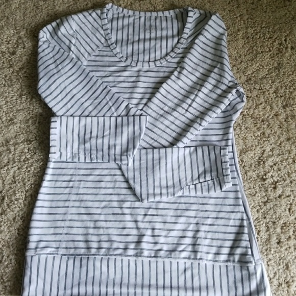 Athleta long sleeve shirt. - Picture 1 of 3